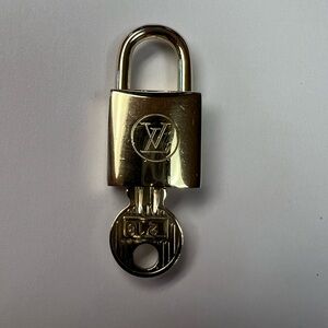 Louis Vuitton lock and key # 218 rare 200‎ series